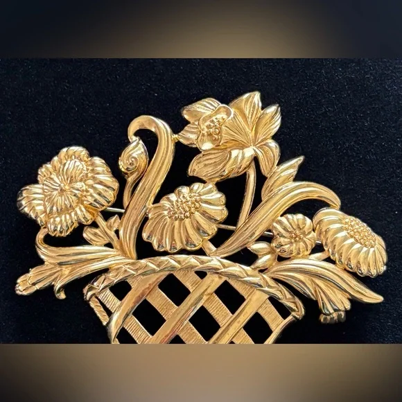 Vintage Monet Gold Basket Brooch with Flowers - Picture 4 of 6